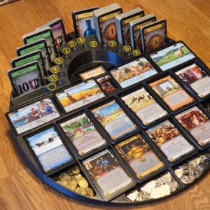 Dominion Drehteller mit Spielkarten bestückt